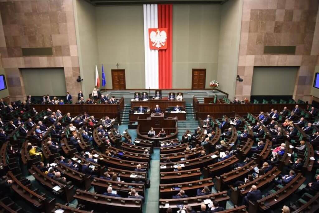 Polish MPs vote to extend restrictions on asylum requests at border with Belarus