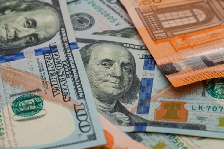 Доллар подорожал, евро подешевел на последних биржевых торгах недели