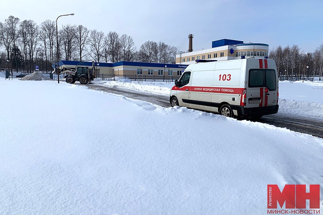 СМИ: Медики, пострадавшие от мужчины с топором в Минске, должны были  доставить его в психбольницу | Pozirk