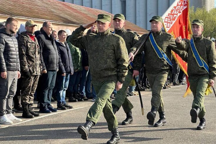 При приеме специалиста на работу, нужно смотреть, служил ли он в армии — Лукашенко