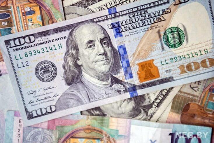 Доллар и юань подешевели на торгах 20 августа, евро подорожал на 2,8 копейки
