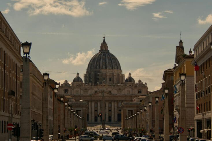 Католических священников Околотовича и Юхневича после освобождения вывезли за границу, сейчас они в Ватикане — СМИ