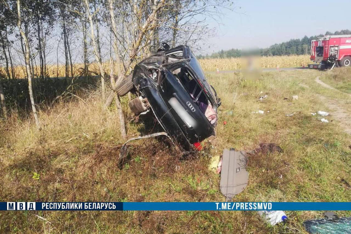 В автомобильной аварии в Ляховичском районе погибло два человека, один тяжело травмирован