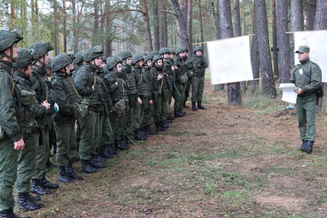 Афіцэры на зборы пад Барысавам развіваюць 