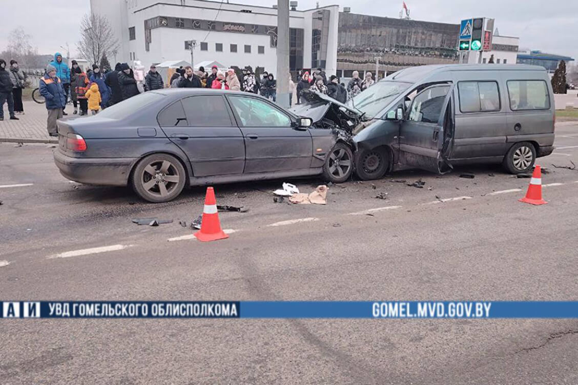 В результате автоаварии в Гомеле пострадало девять человек, в том числе двое детей