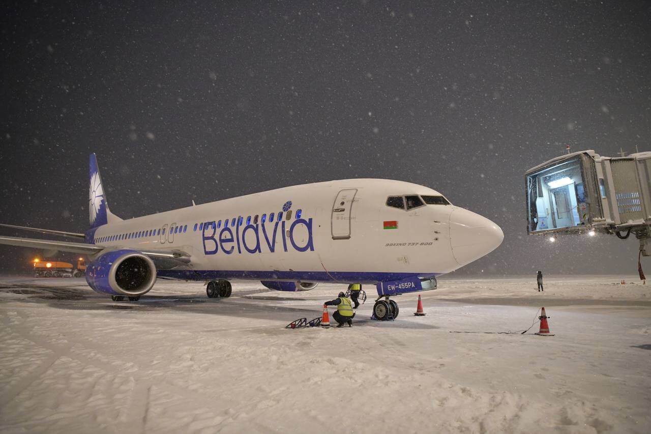 Самолет “Белавиа”, следовавший в Санкт-Петербург, возвращается в Минск из-за погодных условий