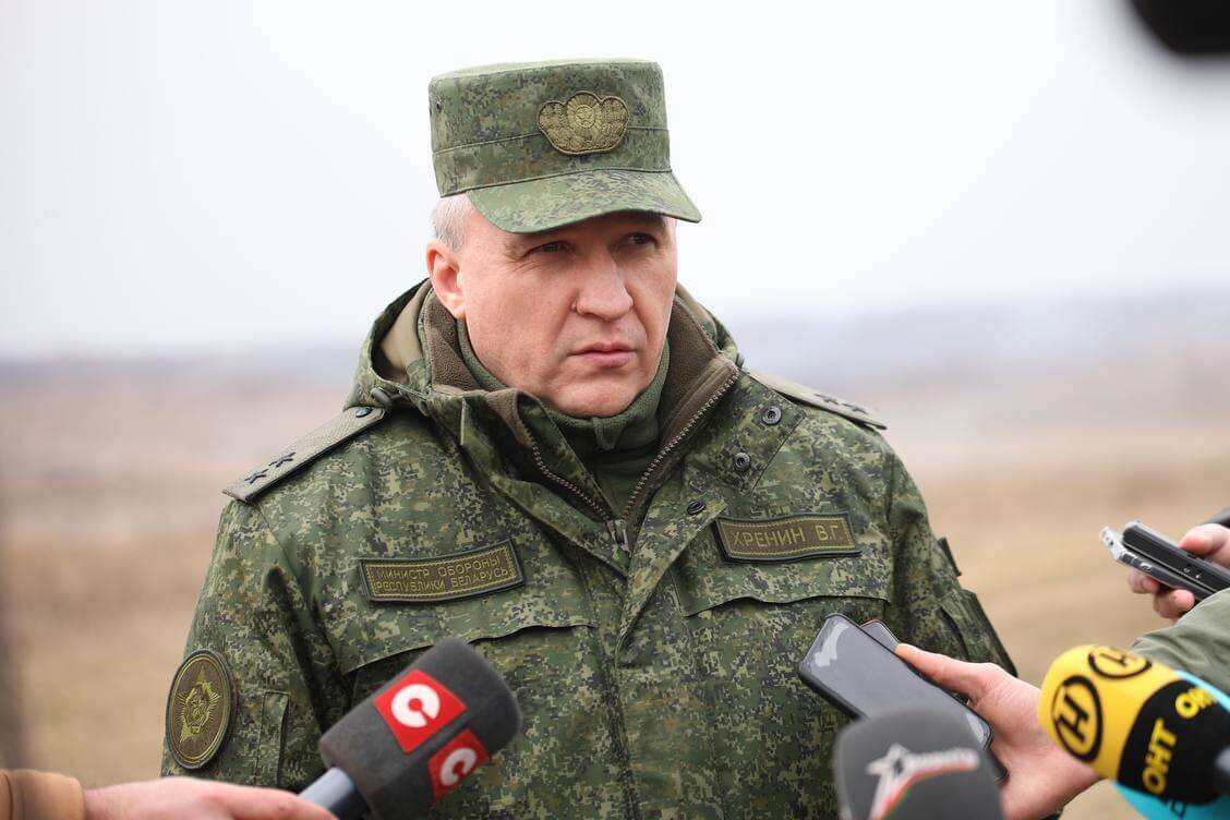 Defense minister observes live-fire training near Barysaŭ