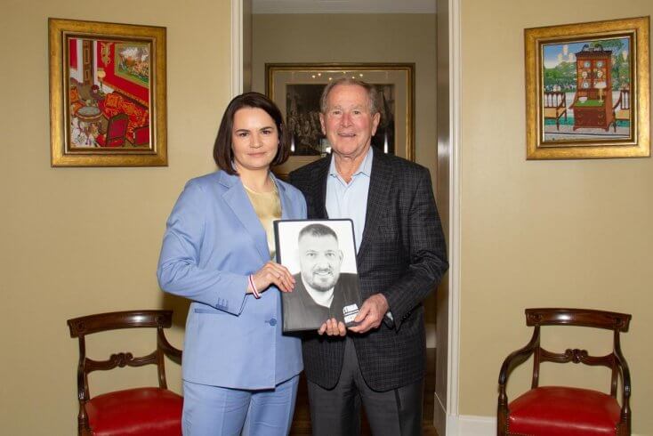 Cichanoŭskaja presents George W. Bush with Good Neighborhood Cross