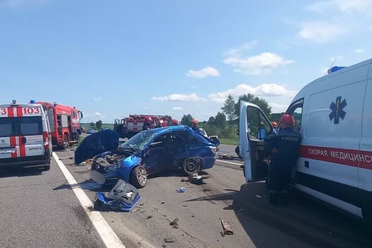 Один человек погиб, четыре серьезно травмированы в результате автоаварии в Брестской области