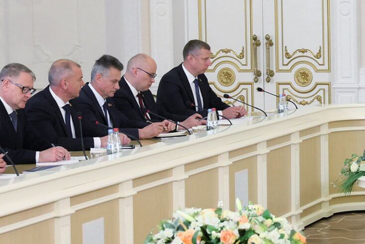 Лукашенко — своей администрации: Вы своими щупальцами должны видеть кадры, начиная с колхозов