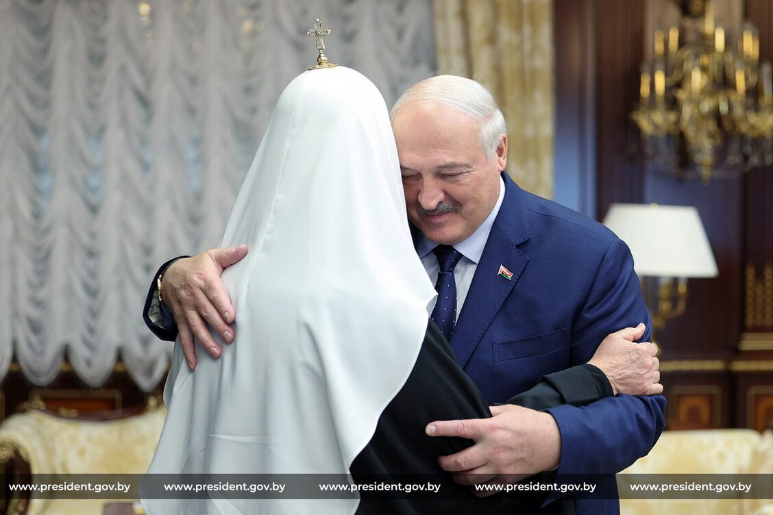 Лукашенко и Гундяев. Патриарх приехал инспектировать часть 