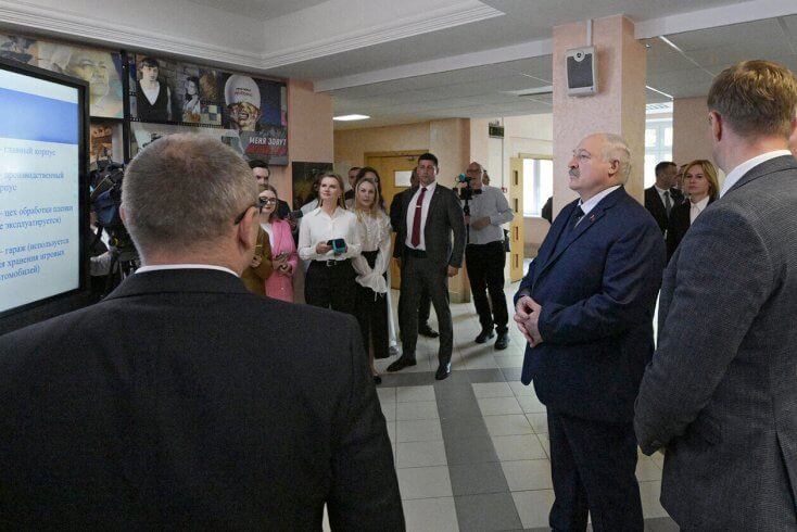 Лукашенко потребовал к 1 сентября навести порядок на "Беларусьфильме", пригрозив "жесточайшим" спросом