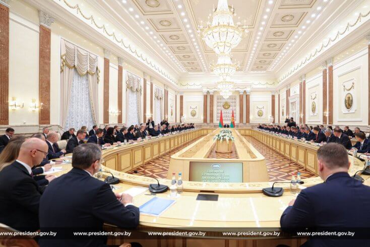 Лукашэнка арыентаваў дыпламатаў на паляпшэнне стасункаў з ЗША