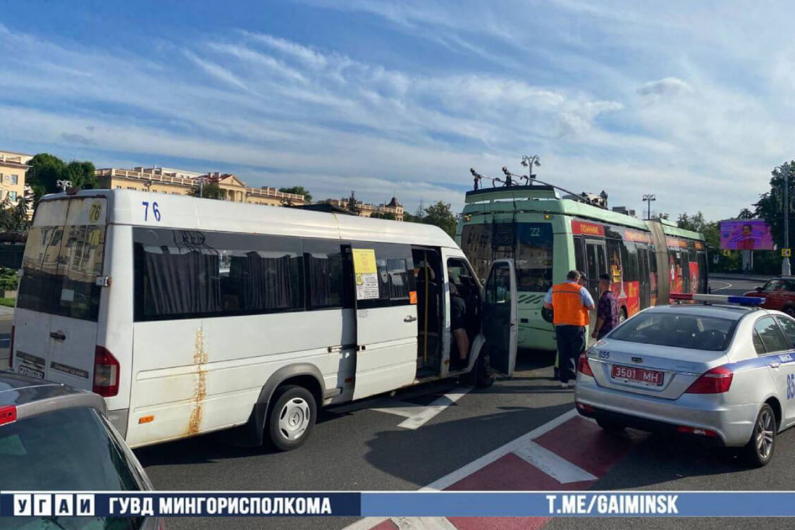 Праз аварыйную сітуацыю ў Мінску сутыкнуліся тралейбус і маршрутка — 68-гадовая пасажырка ў бальніцы