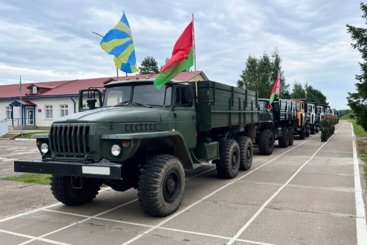 Минобороны направило на уборку урожая военнослужащих ВВС и ПВО, а также "десятки единиц военной техники"