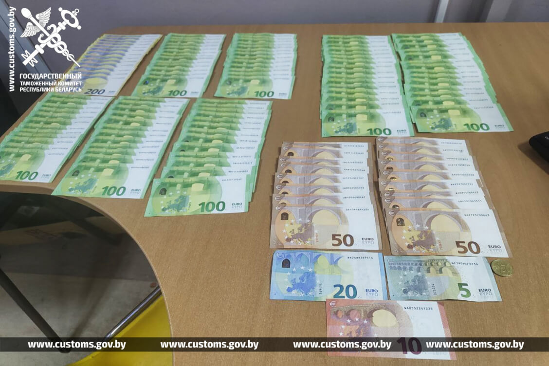 Значна вырасла колькасць спробаў вывезці ў Польшчу буйныя сумы валюты праз трэціх асоб — мытня Беларусі