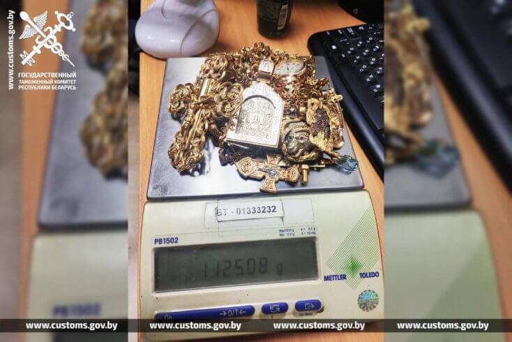 Гражданка Украины пыталась незаметно провезти из Польши в Беларусь более 1 кг драгоценностей