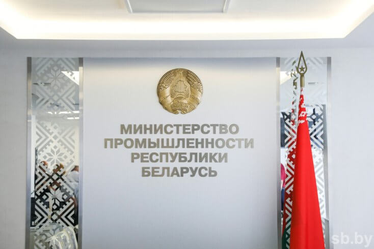 Шесть "Амкодоров" и компания. За месяц до увольнения глава Минпрома раздал выговоры за убытки