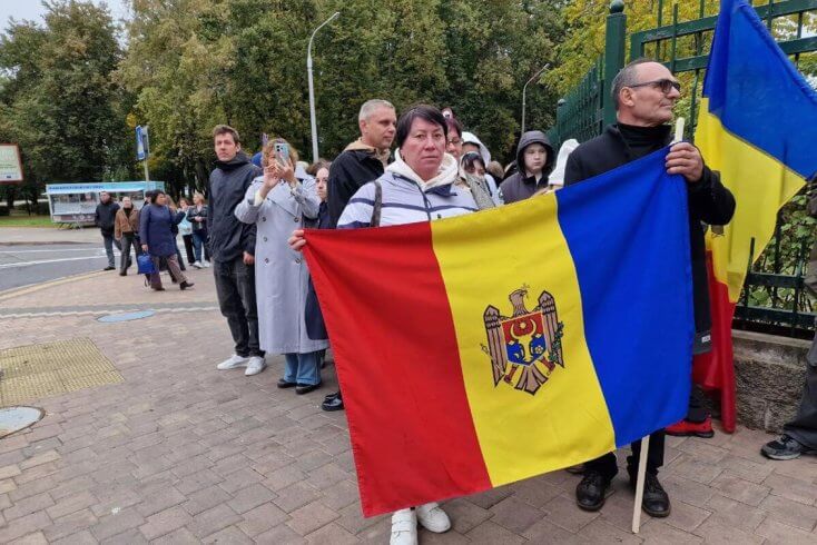 Дзясяткі малдаван прыехалі ў Мінск з РФ прагаласаваць на парламенцкіх выбарах