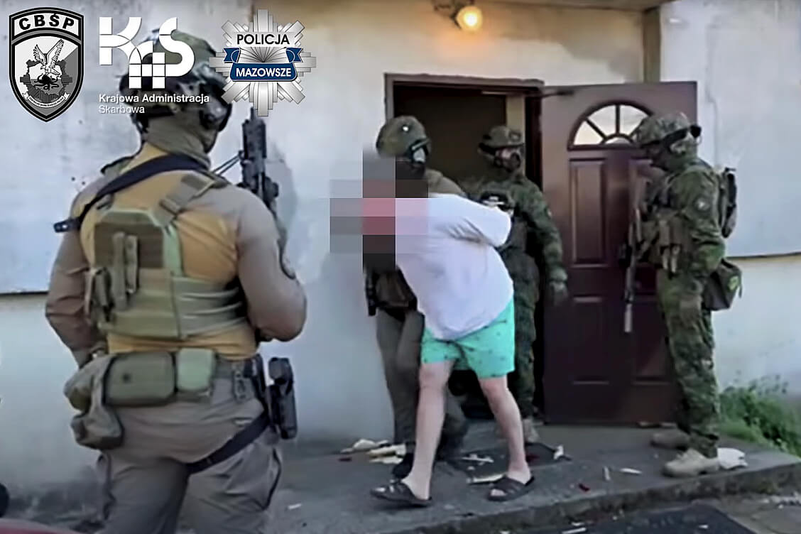 На нелегальной табачной фабрике в Польше полиция задержала двоих граждан Беларуси