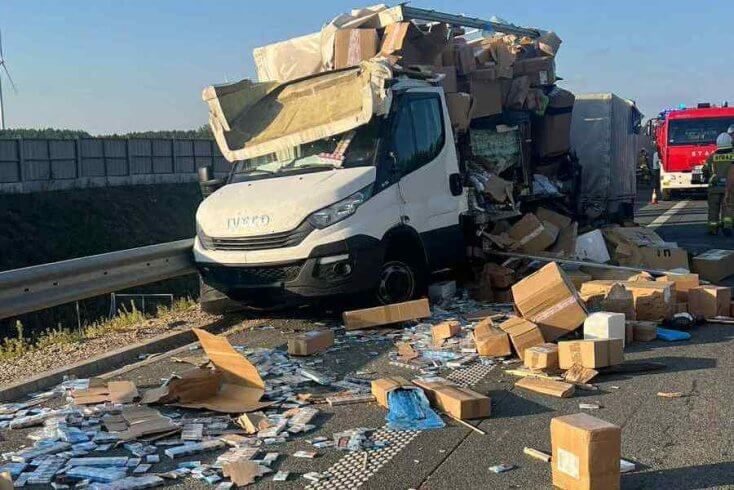 Из попавшего в ДТП в Польше автомобиля высыпались контрабандные белорусские сигареты
