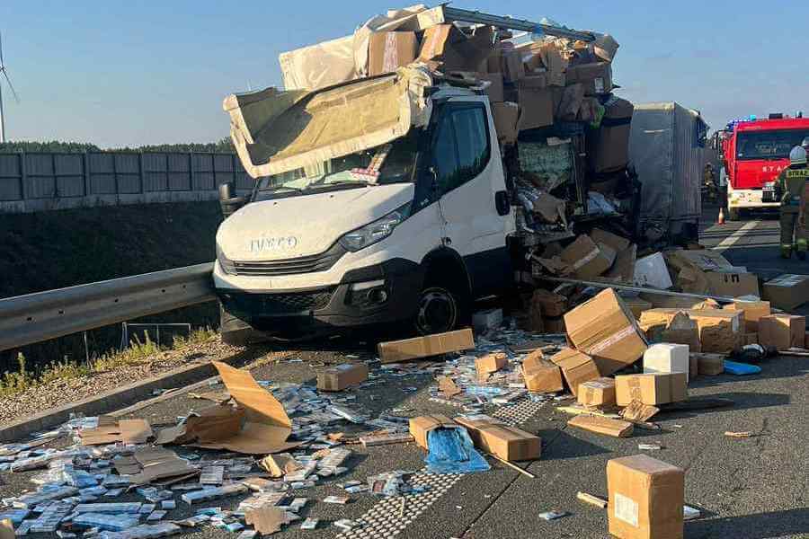 Из попавшего в ДТП в Польше автомобиля высыпались контрабандные белорусские сигареты
