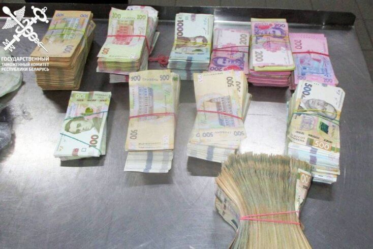 На границе с Польшей задержана украинка, пытавшаяся вывезти из Беларуси гривны на 37 тыс. долларов