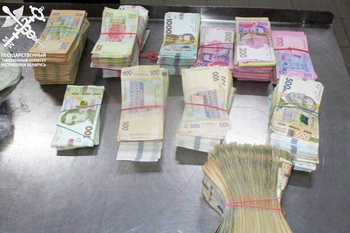 На границе с Польшей задержана украинка, пытавшаяся вывезти из Беларуси гривны на 37 тыс. долларов