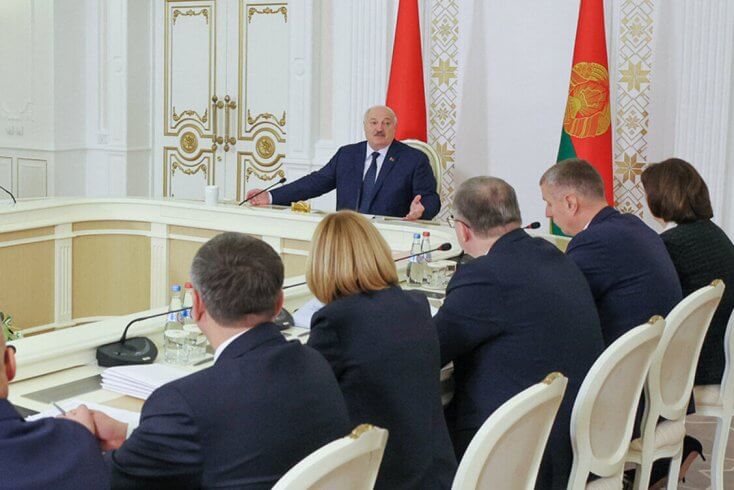 "Неўзабаве 4 млн працуючых сагнуцца, на карачкі стануць і будуць целяпацца" — Лукашэнка раскрытыкаваў прапанаваныя Саўмінам ільготы для моладзі