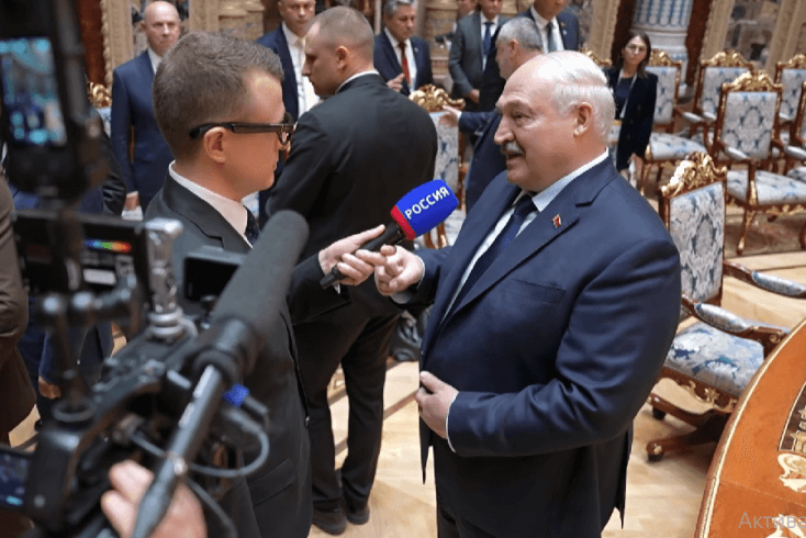 Лукашенко вновь обвинил Зеленского в нежелании договариваться о мире, повторив при этом ряд ложных тезисов