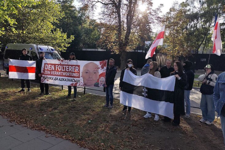 На пикете у посольства Германии в Варшаве требовали привлечь к ответственности живущего в ФРГ экс-тюремщика из Беларуси