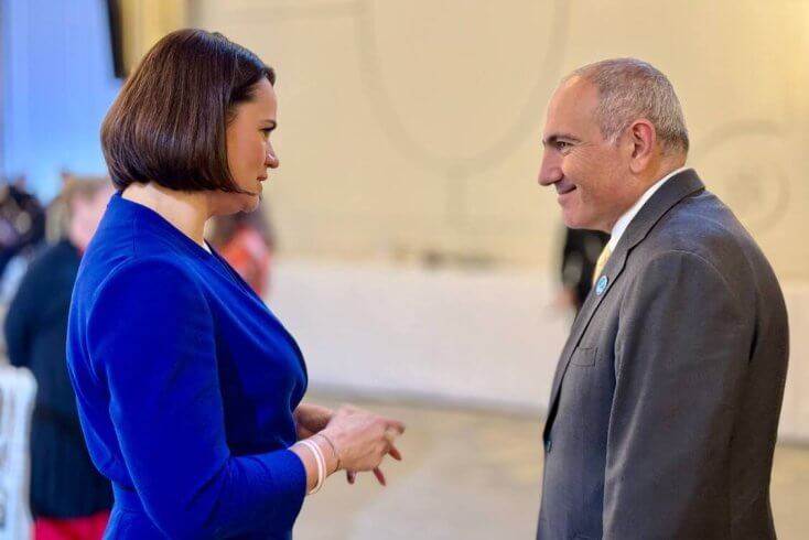 На встрече с Пашиняном в Париже Тихановская выразила желание посетить Армению