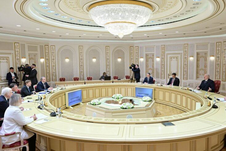 Лукашенко ждет прихода к власти в соседних странах "других людей" — которые "будут видеть" интересы Минска и Москвы