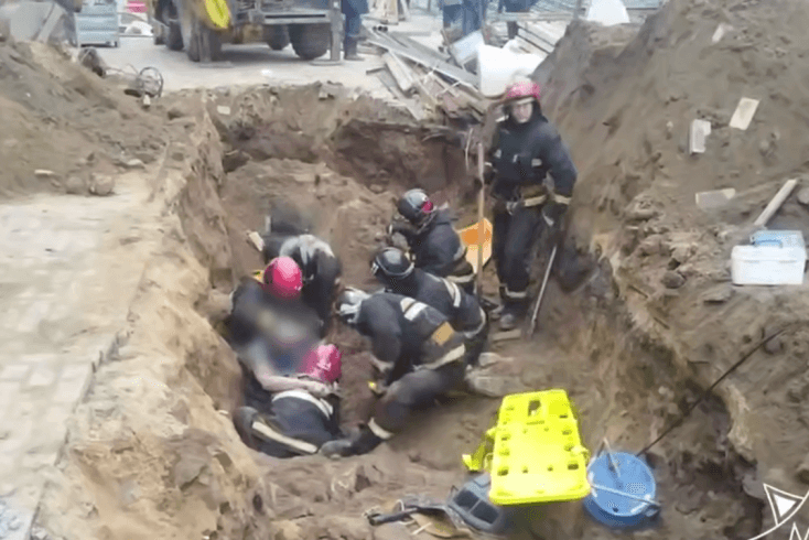 Рабочего засыпало грунтом в Минске, он госпитализирован — МЧС
