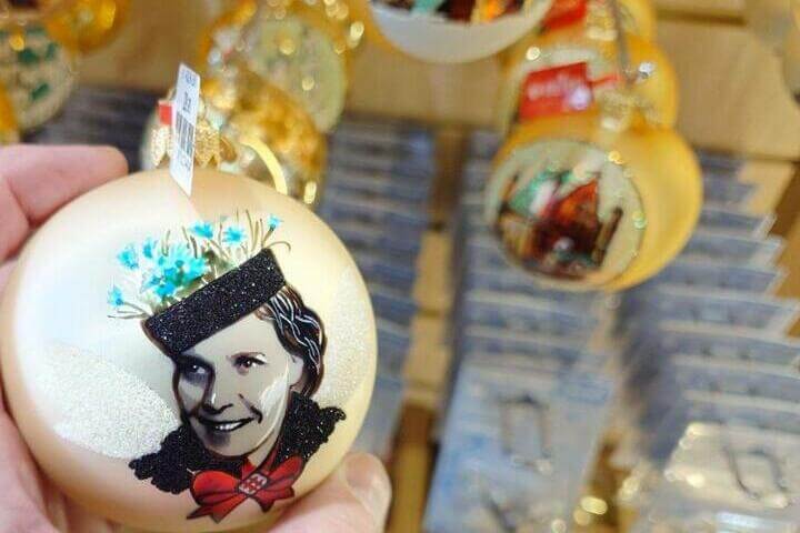 Елочные игрушки с изображением поэтессы Ларисы Гениюш прокуратура приравняла к "реабилитации нацизма"