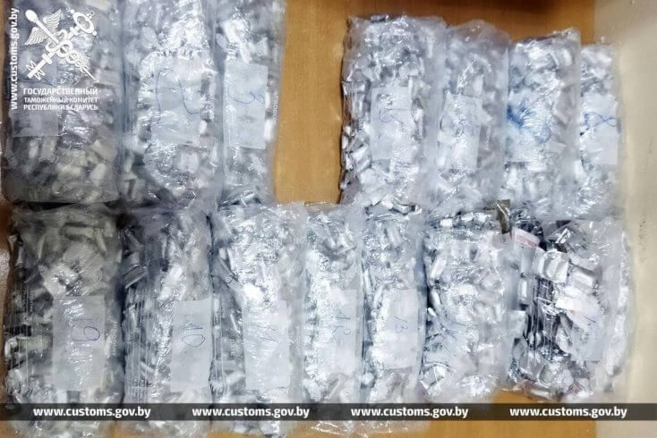 Таможня изъяла на границе 1 кг мефедрона и свыше 3,2 тыс. наркотических таблеток — их ввозили из Польши в музыкальных колонках