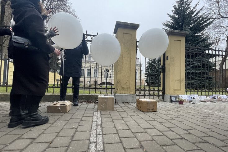 Акция против вторжения в Литву воздушных шаров прошла около посольства Беларуси в Вильнюсе