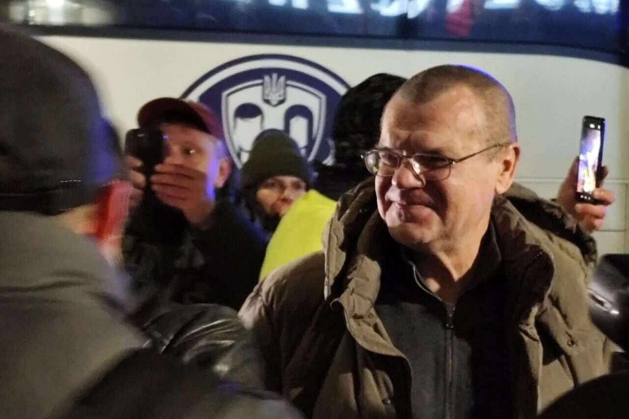 Вялікая група беларускіх палітвязняў прыбыла з Украіны ў Варшаву, Калеснікава сустрэлася з сястрой