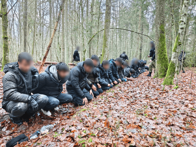 Польскія памежнікі выявілі тунэль пад плотам, затрымана больш за 130 мігрантаў, якія праніклі з Беларусі