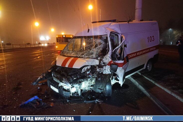 Сутыкненне з аўтобусам у Мінску — пацярпелі фельчары і кіроўца хуткай дапамогі