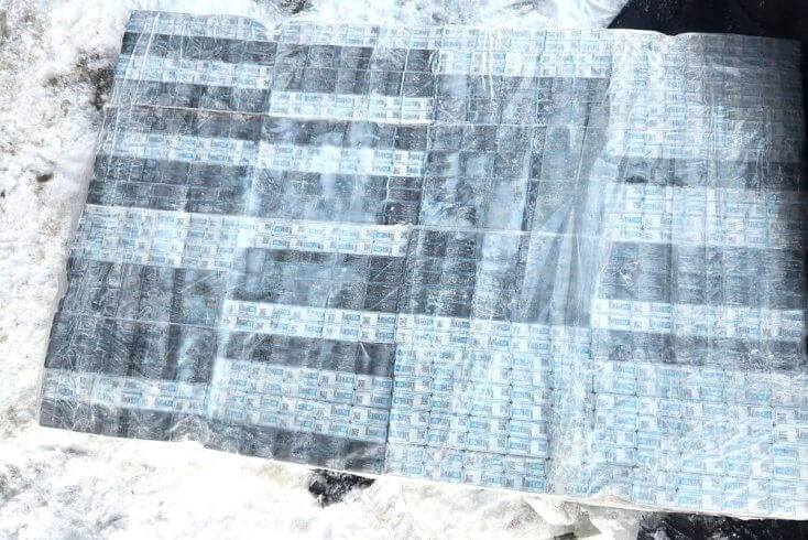 Литовские пограничники выловили плот с 640 пачками сигарет