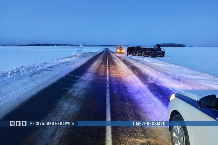В Пуховичском районе перевернулся автобус, пострадало четыре человека