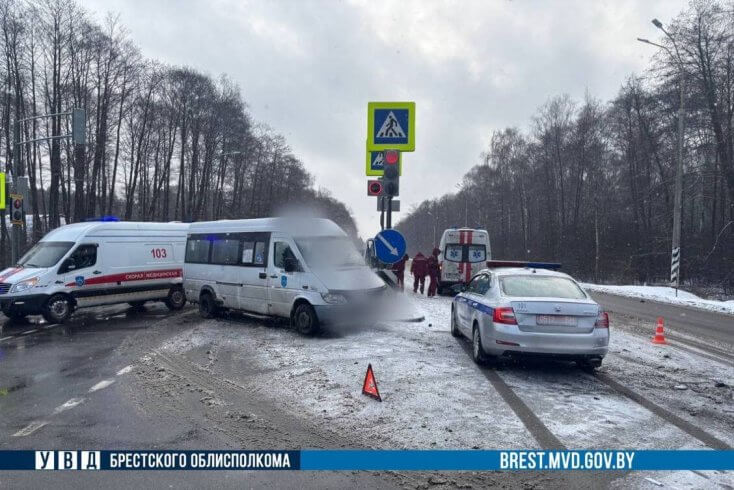 Две пассажирки маршрутки пострадали при столкновении с автомобилем скорой помощи в Брестском районе