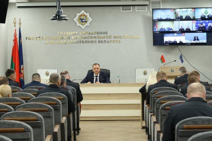 Кубраков поручил вывести на дороги тяжелую технику для “содействия коммунальным службам в уборке снега”