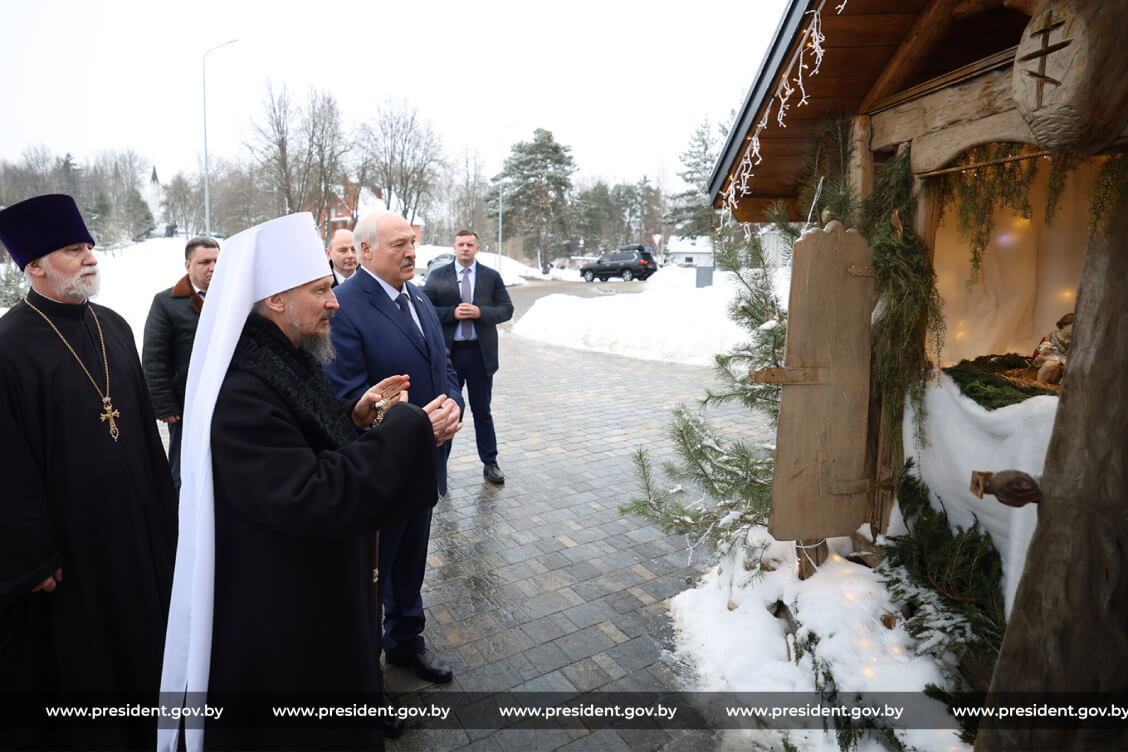 Лукашенко в храме посетовал, что ему не до отдыха, и призвал белорусов 