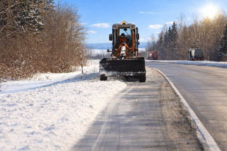 Ва ўборцы снегу на аўтадарогах занята больш за 400 спецыялістаў і 335 адзінак тэхнікі — Мінтранс