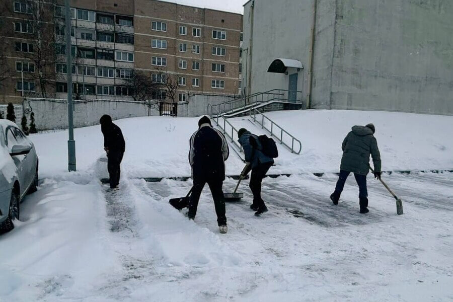 В Гродно убирать снег отправили “тунеядцев”, в местном УВД заявили, что труд — “наилучший помощник в борьбе с преступностью”