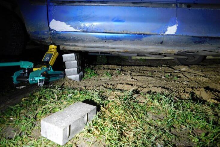 51-летнего жителя Столинского района придавило автомобилем во время ремонта, он погиб