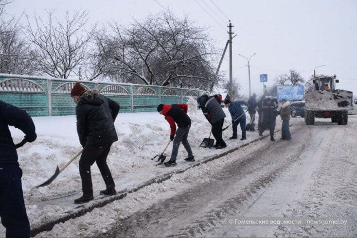 Кіраўнік гарвыканкама назваў "прыкладам патрыятызму" ўборку снегу жыхарамі Гомеля