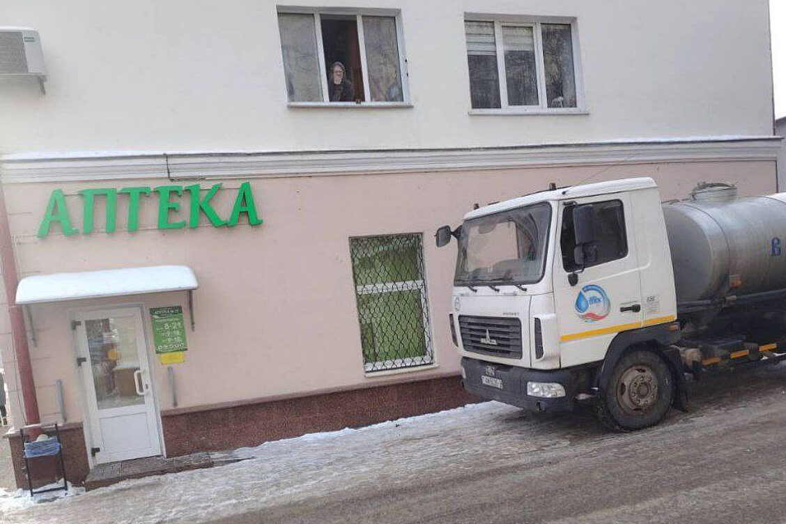 В центре Витебска из-за прорыва трубы в шести домах пропала холодная вода